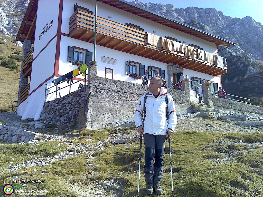 31 Santo davanti al rifugio.jpg